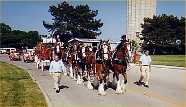 clydesdales_parade_Peery_monument2.jpg (55923 bytes)